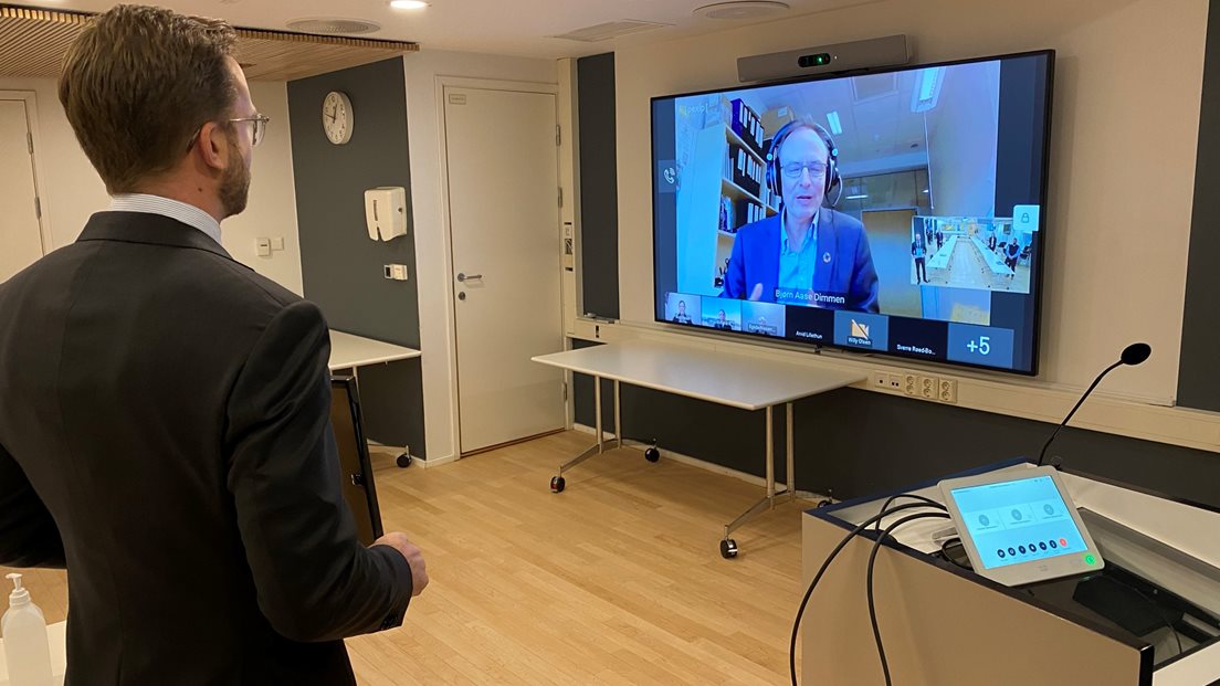 Koronasituasjonen gjorde aKommunal- og moderniseringsminister Nikolai Astrup held fram diplom framfor skjermen, prosjektleiar Bjørn Aase Dimmen på skjermen.