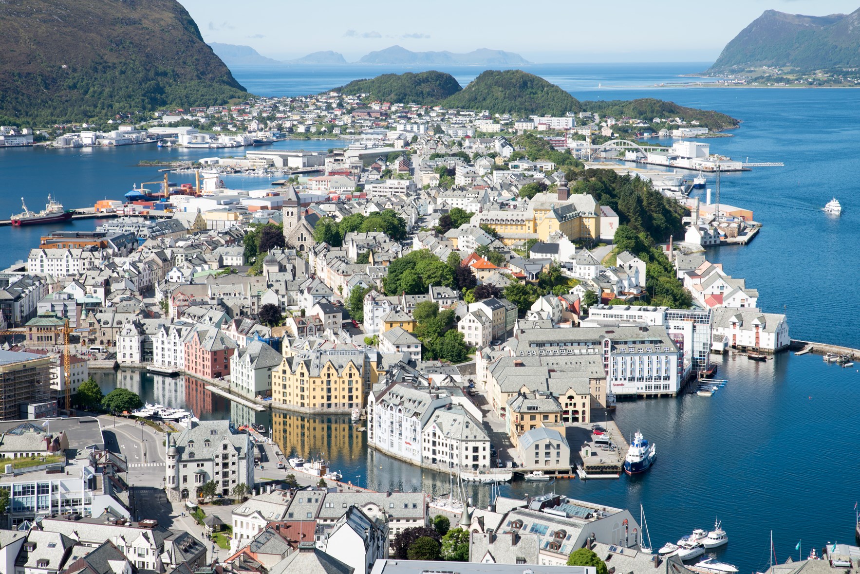 &Aring;lesund fotografert med drone. Havet skimtes i bakgrunnen. 