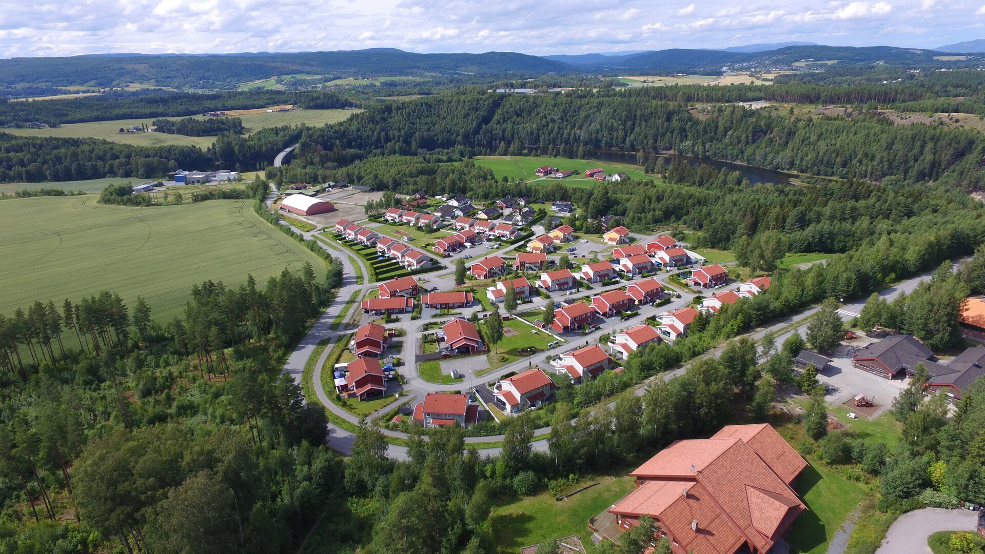 Et boligbyggerlag har etablert seg med tomannsbolig og firemannsbolig.
