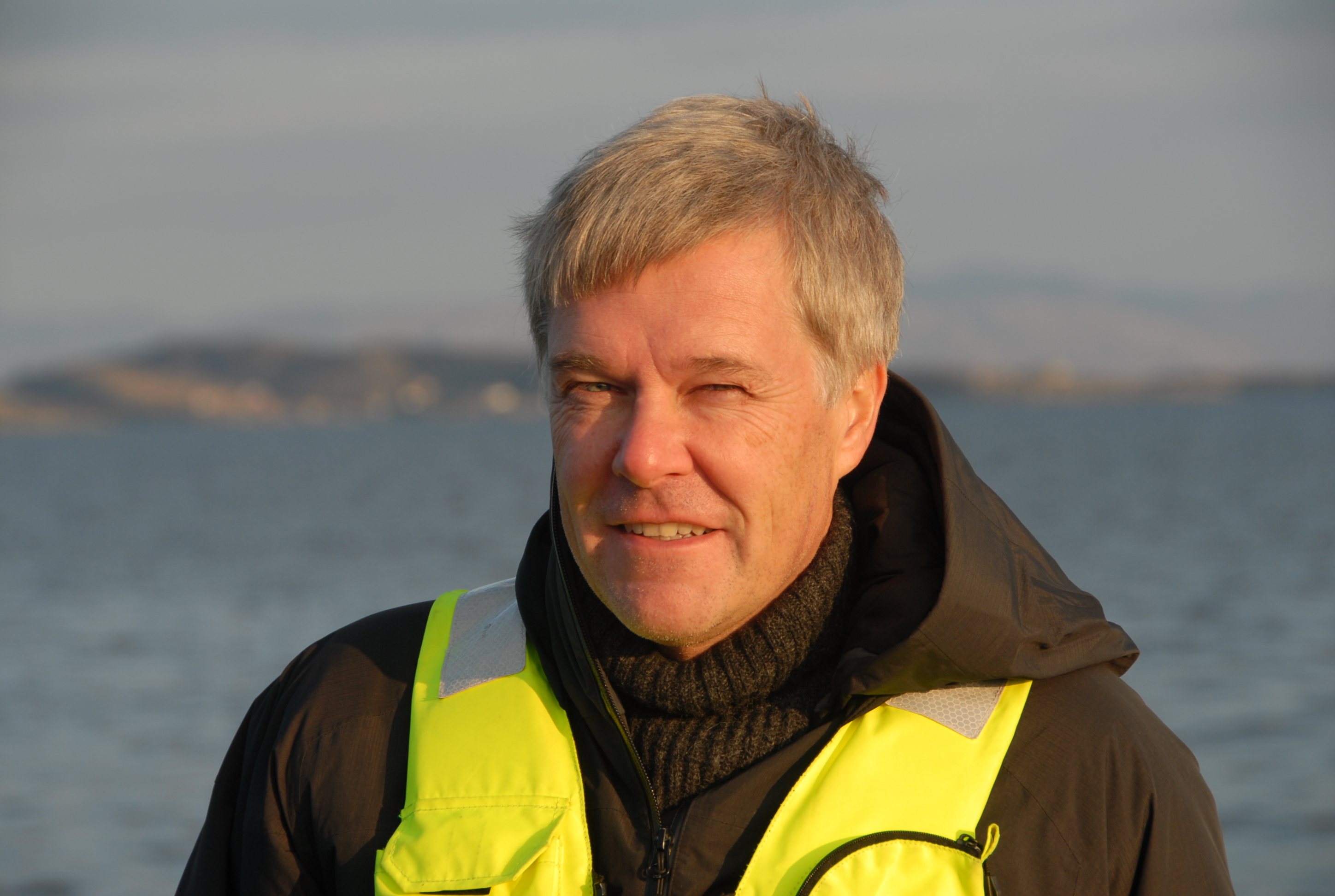 Portrettfoto av Jon Arne Grøttum med rød sommersol i ansiktet. Foto: Sjømat Norge