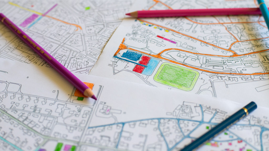 Fargeblyanter og utskrift av fargeleggingskart. Foto: Hanna Hauan