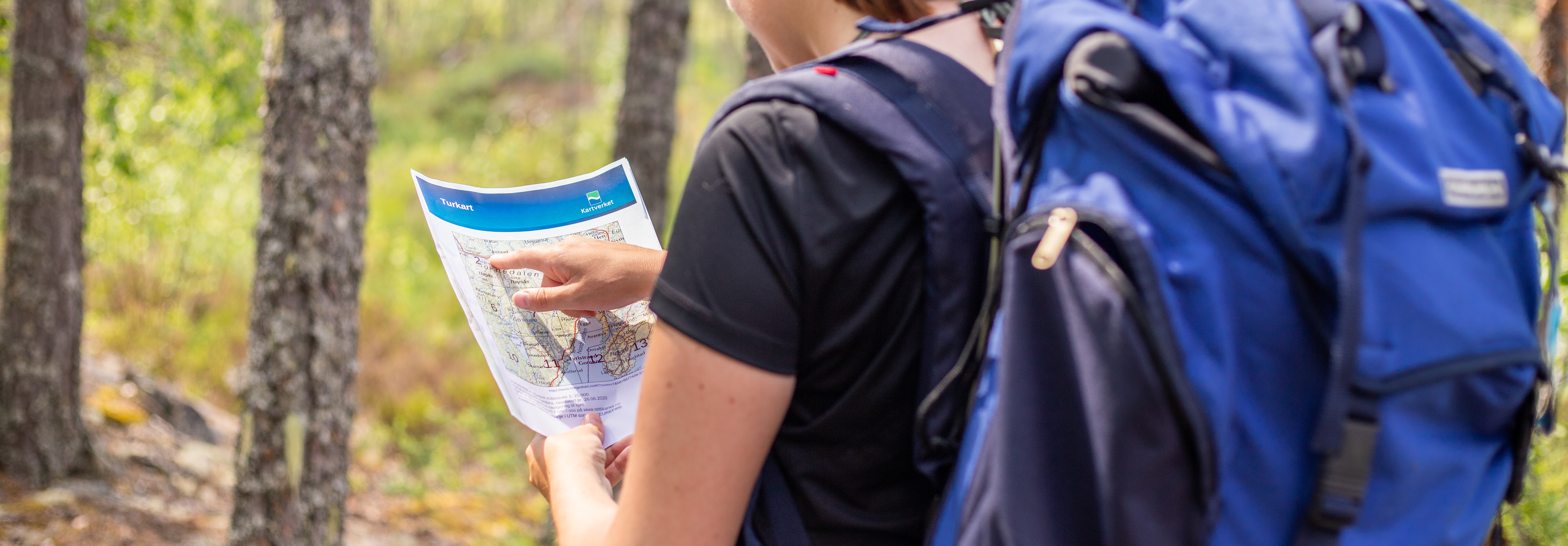Kvinne på tur med utskrift av "Mitt turkart". Foto: Hanna Hauan