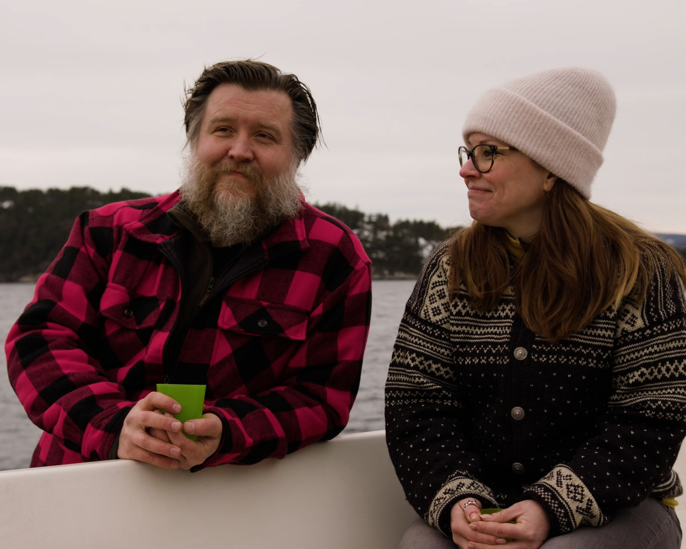 Mann styrer motorbåt mens dame sjekker sjøkartet. Foto: Kartverket