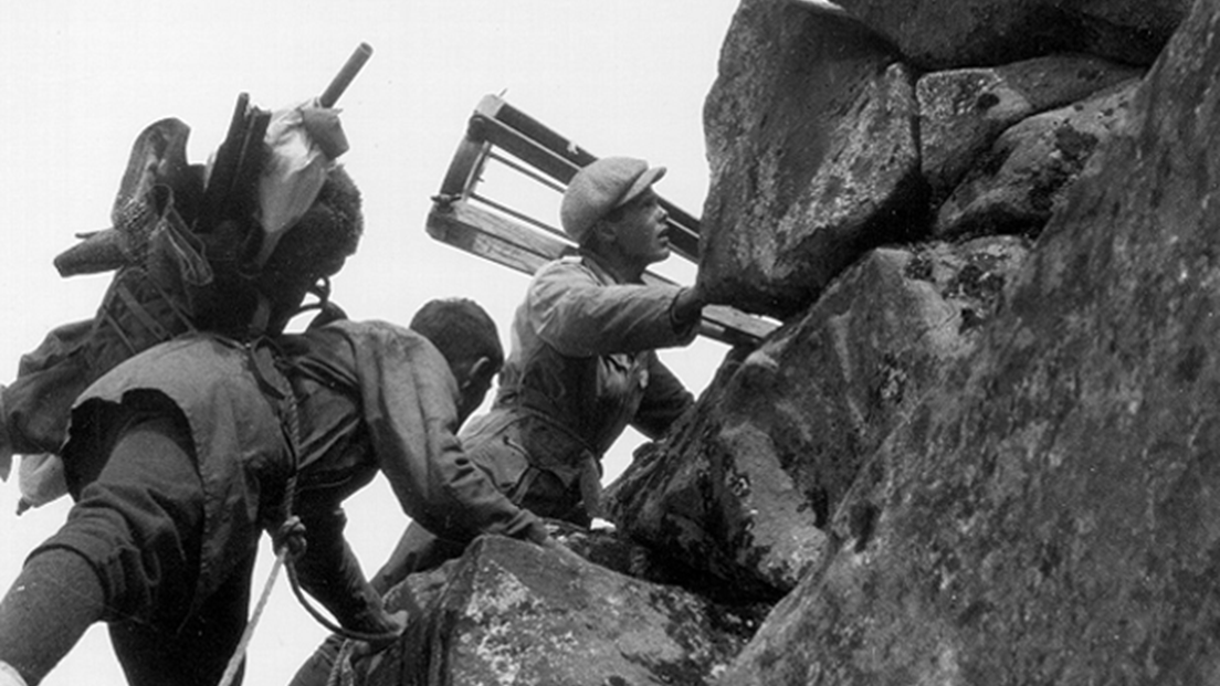 Topografer på vei til toppen av Dyrhaugstinden i 1923.